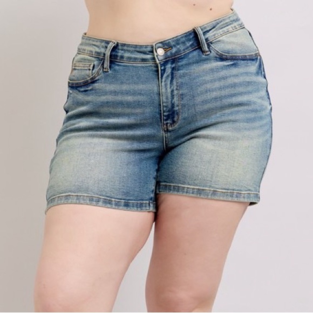 NWT Judy Blue PLUS + REG Size V Waist Vintage Wash Denim Shorts